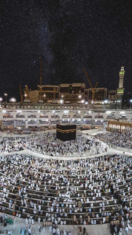 Gulf-arabs praying at the Grand Mosque of Mecca.